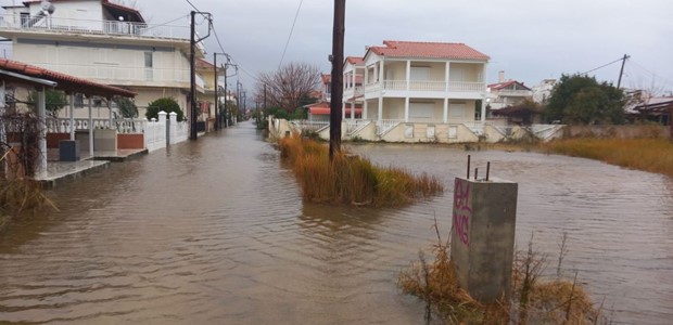 Πλημμύρισαν ξανά μετά από δύο μήνες τα παράλια 